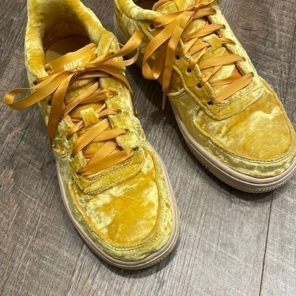 Nike Air Yellow crushed velvet Air Force 1 sneakers size kids 4.5 /women’s 6.5 - Picture 4 of 11
